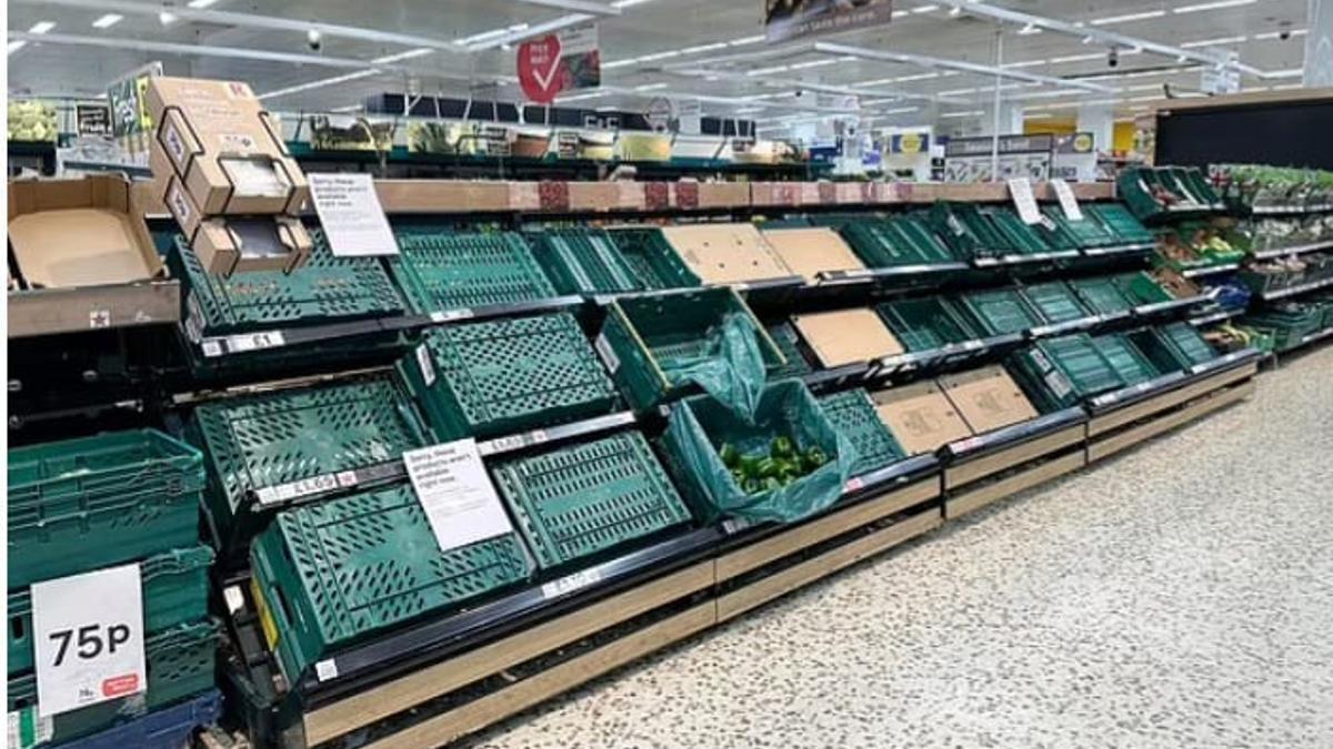 Cajas vacías en un supermercado británico en la zona de verduras.