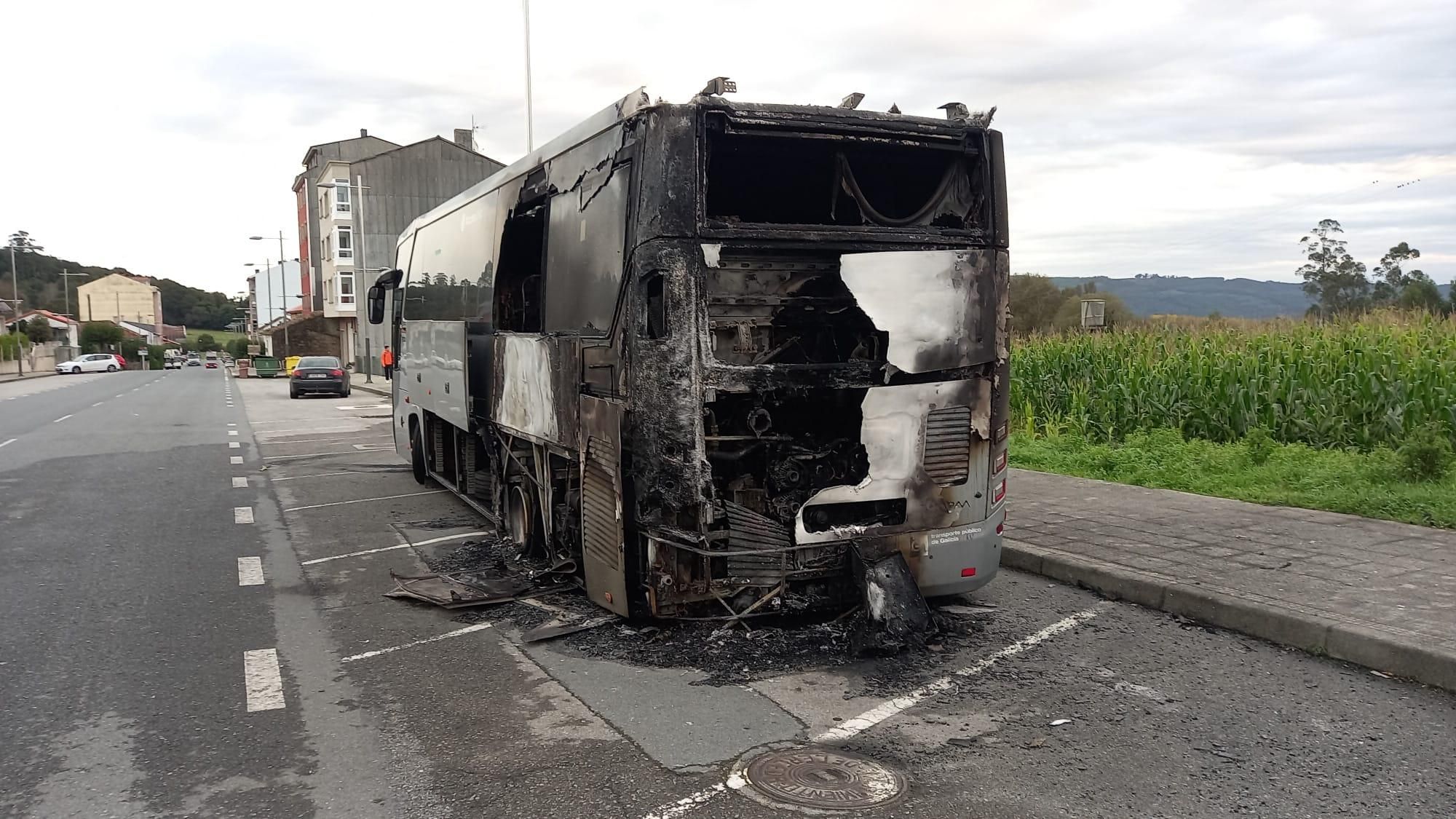 La Guardia Civil investiga el incendio de dos autobuses en Cerceda