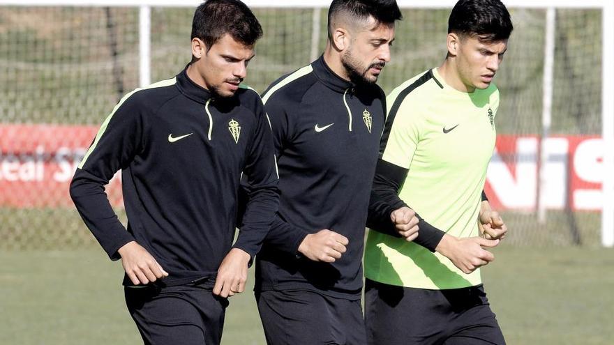 La plantilla del Sporting, esta mañana en el entrenamiento en Mareo.