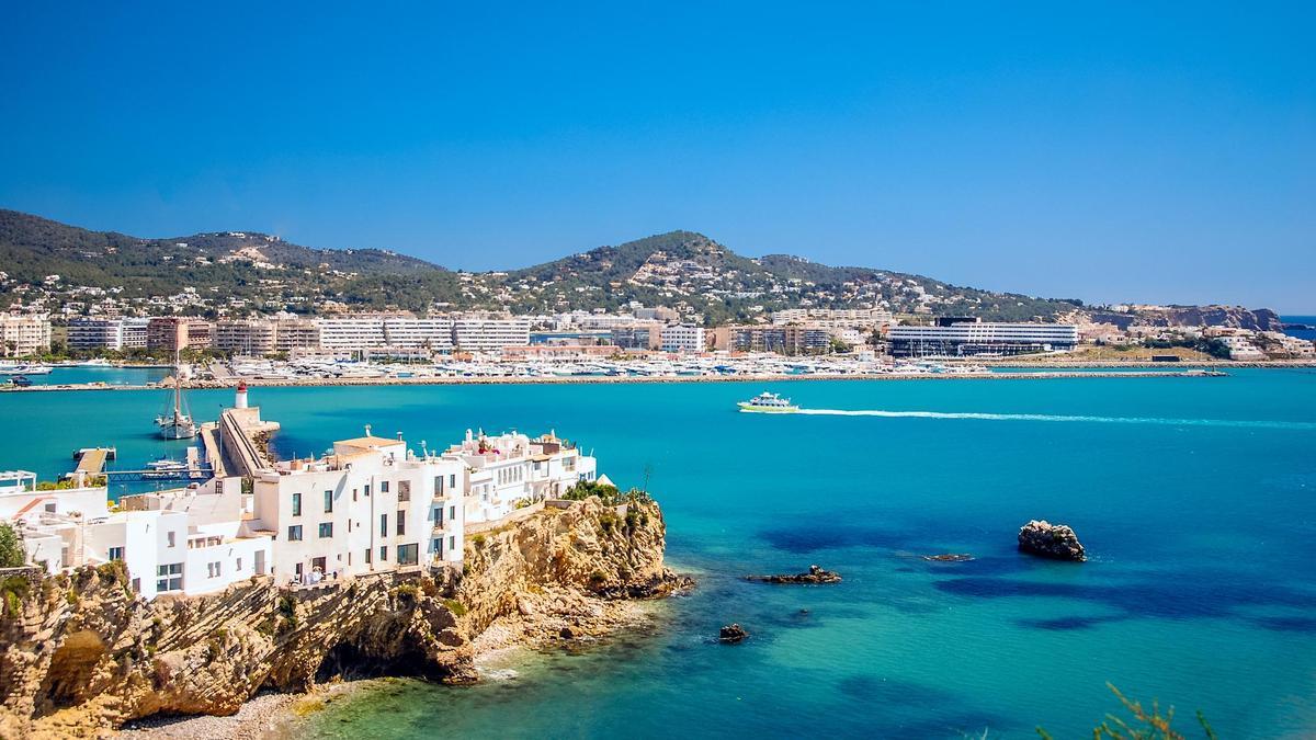 Un ferry en el puerto de Ibiza
