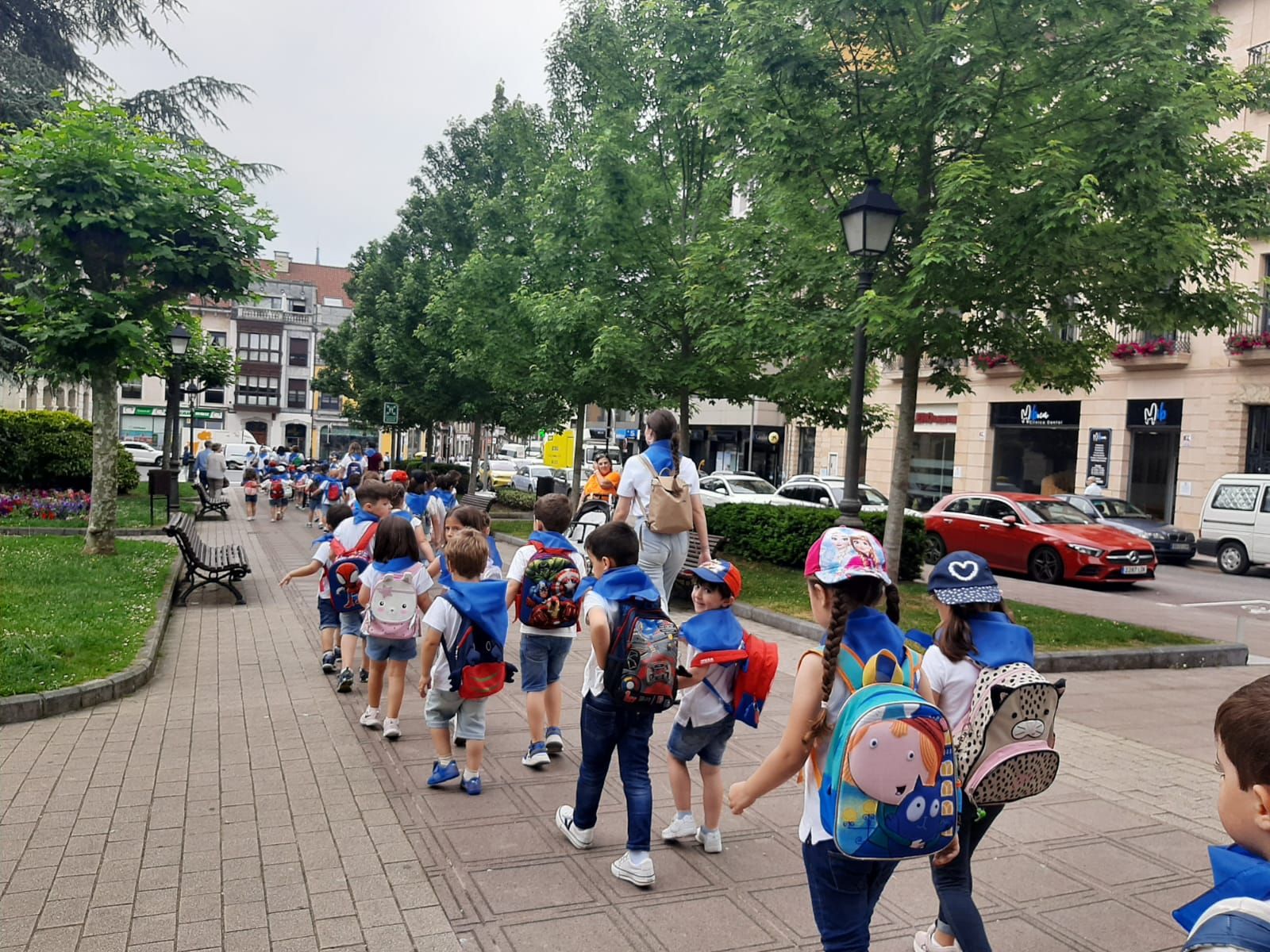 Los niños de la Pola ensayan para el Carmín: así ha sido la romería de la Escuela Peña Careses