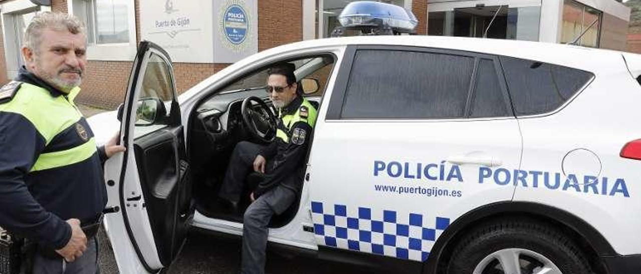 A la izquierda, agentes de la Policía portuaria en su centro de actividad, en El Musel. A la derecha, Pablo Crabiffosse, director de Seguridad y Desarrollo Operativo del Puerto.