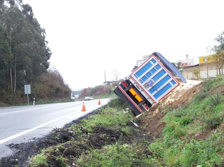 El accidente, registrado esta mañana en la N-VI, a la altura de las antiguas naves de Flex, no ha ocasionado heridos.