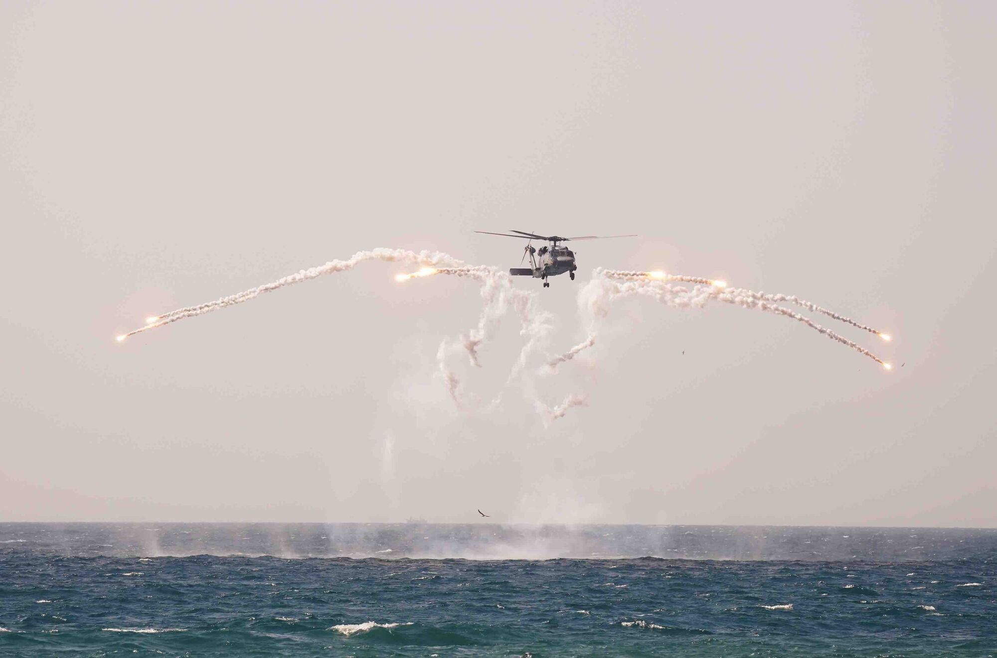 Exhibición dinámica de un desembarco anfibio de La Armada, donde aviones, helicópteros, Infantes de Marina, embarcaciones rápidas y lanchas de desembarco actúan en un escenario simulado de rescate de rehenes