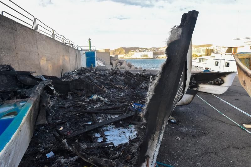 Arden los cayucos del puerto de Arguineguín