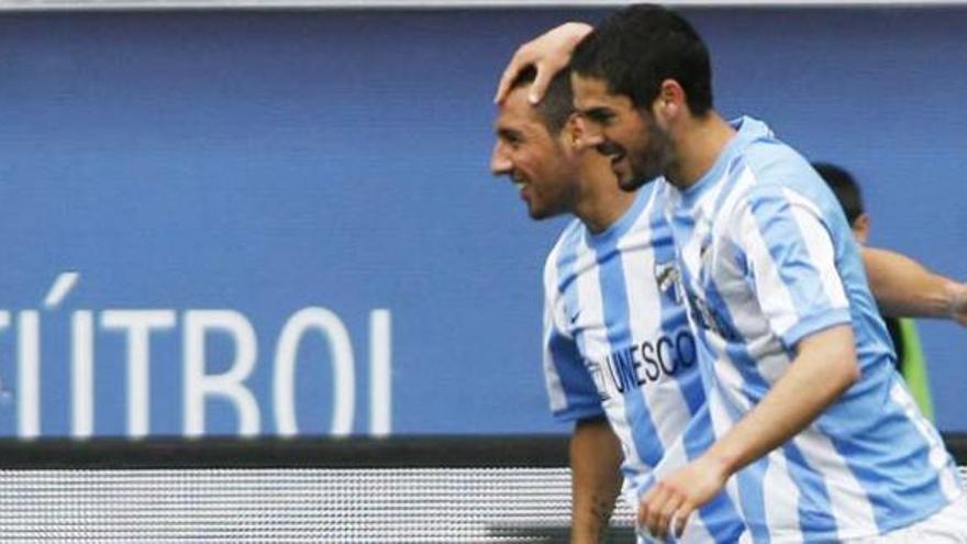 Isco y Cazorla se felicitan tras un gol en el encuentro ante la Real Sociedad.