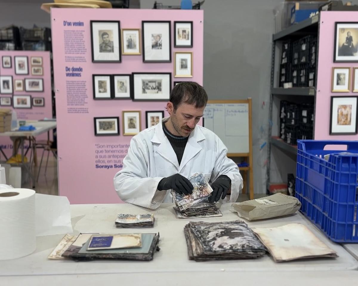 Lucas Momparler clasificando algunas de las imágenes restauradas tras la dana.