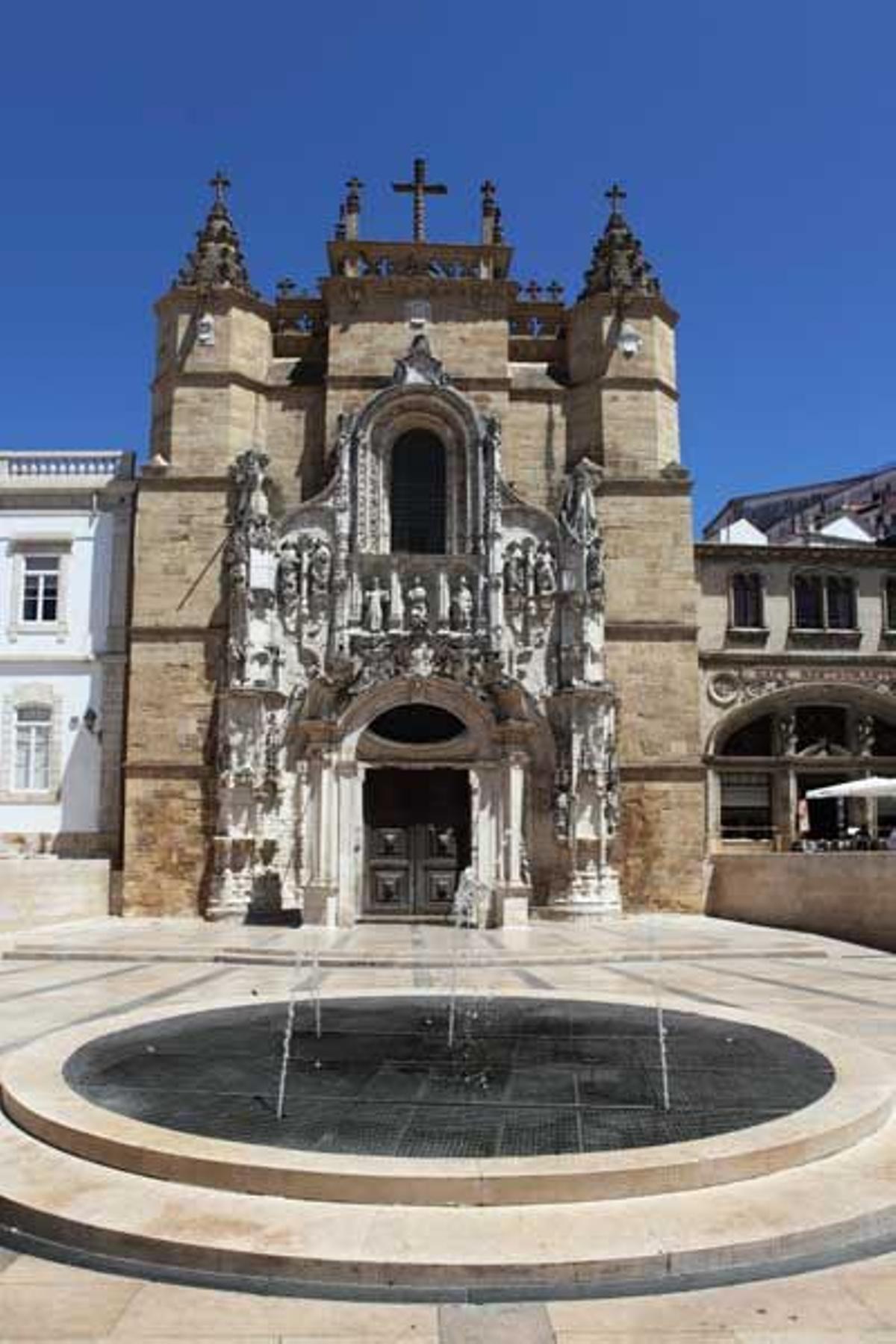 Fachada de la Iglesia de la Santa Cruz en estilo manuelino o gótico tardío.