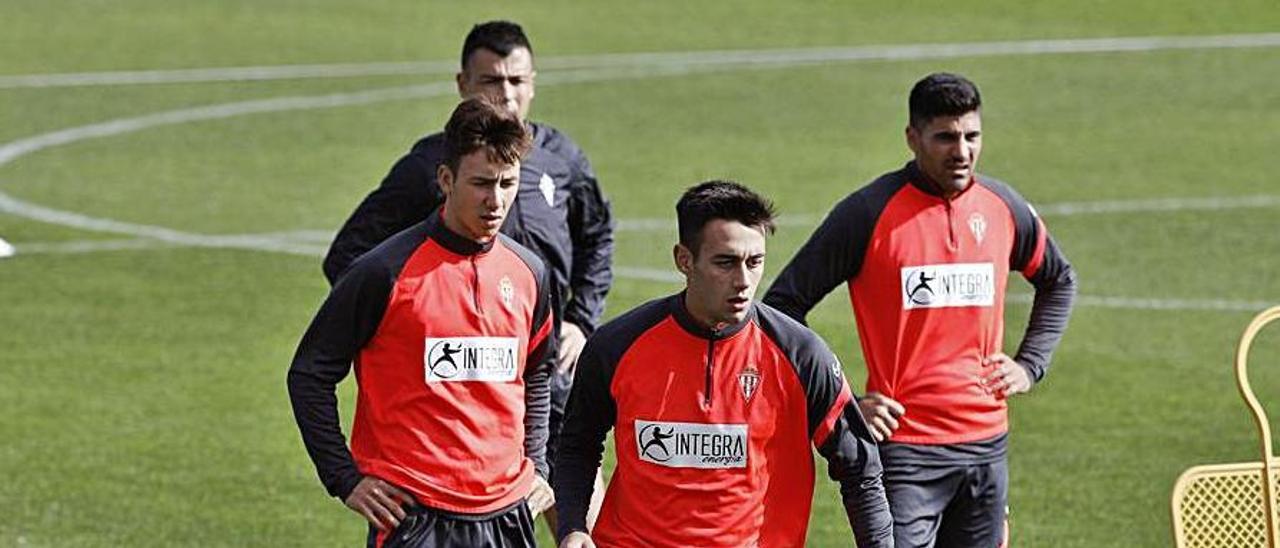 Pedro Díaz controla un balón en Mareo, con Saúl García, Javi Fuego y Carmona detrás. |