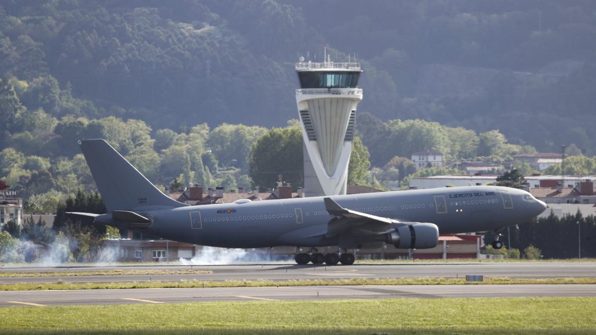 El avión medicalizado con el español enfermo llega a Bilbao