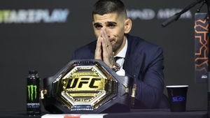 Ilia Topuria durante la conferencia de prensa antes de su campeonato de peso pluma en UFC 308 en Abu Dhabi, Emiratos Árabes Unidos,.
