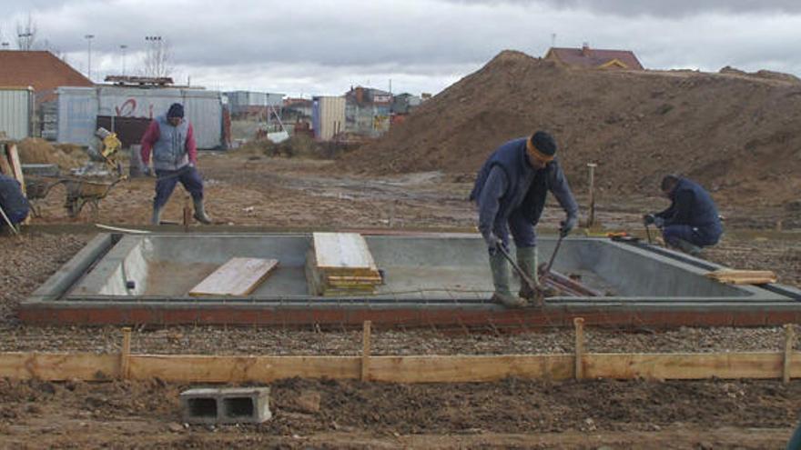 Un grupo de obreros trabaja en una nueva construcción en la zona de expansión urbanística del municipio.