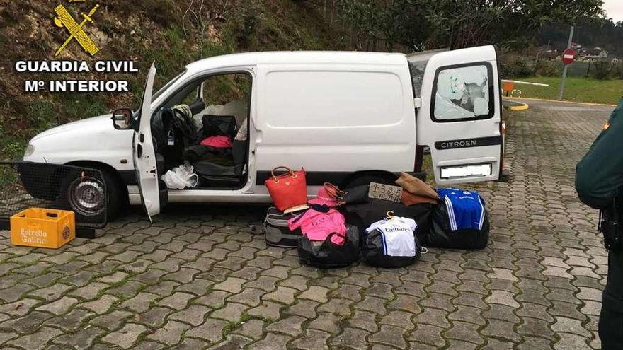 Los objetos incautados junto a la furgoneta. // Guardia Civil