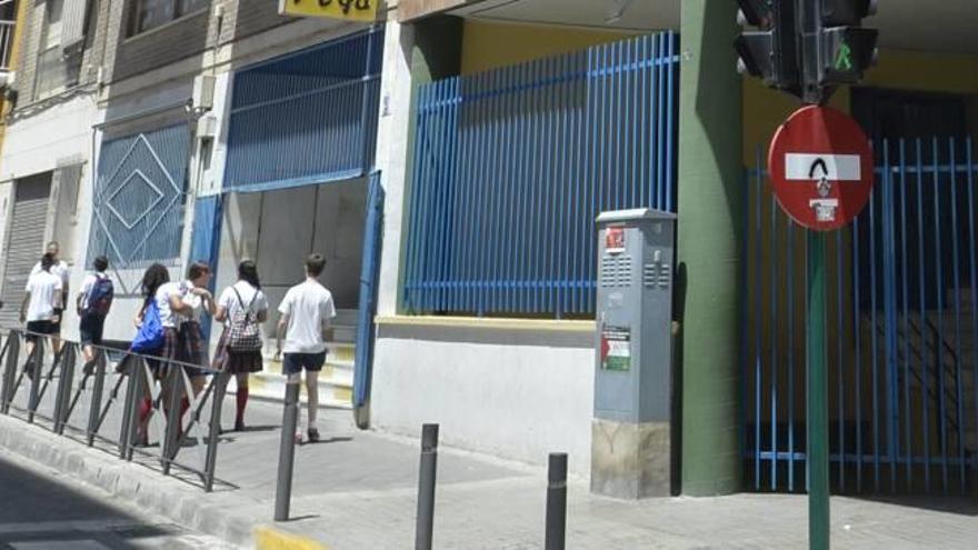 Alumnos a las puertas de un centro concertado de Elche.