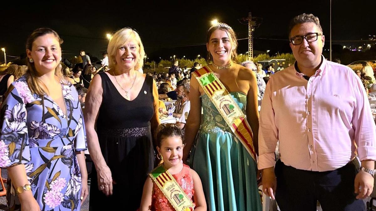Arantxa Miralles, Clara Adsuara y Paco Cabañero junto a las reinas del grupo San Agustín y San Marcos en el acto de presentación.