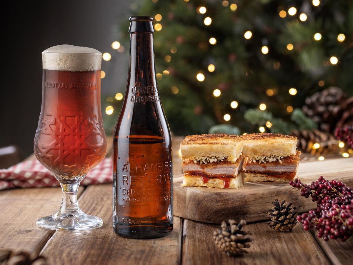 Alhambra Reserva Roja es una cerveza tostada con una intensidad cautuivadora.