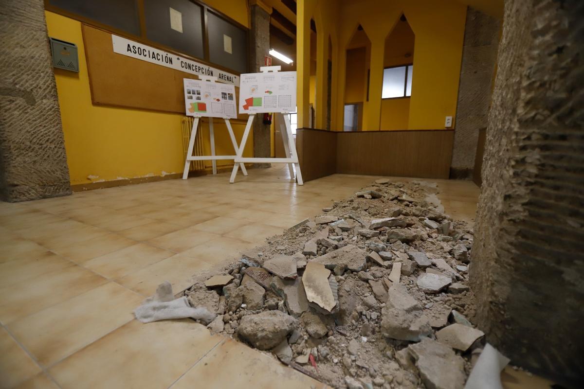 Los sillares de piedra de los pilares recuerdan el viejo uso del edificio.