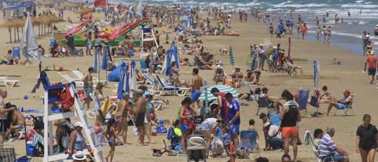 La playa de Gandia llena de bañistas en una imagen del pasado verano.