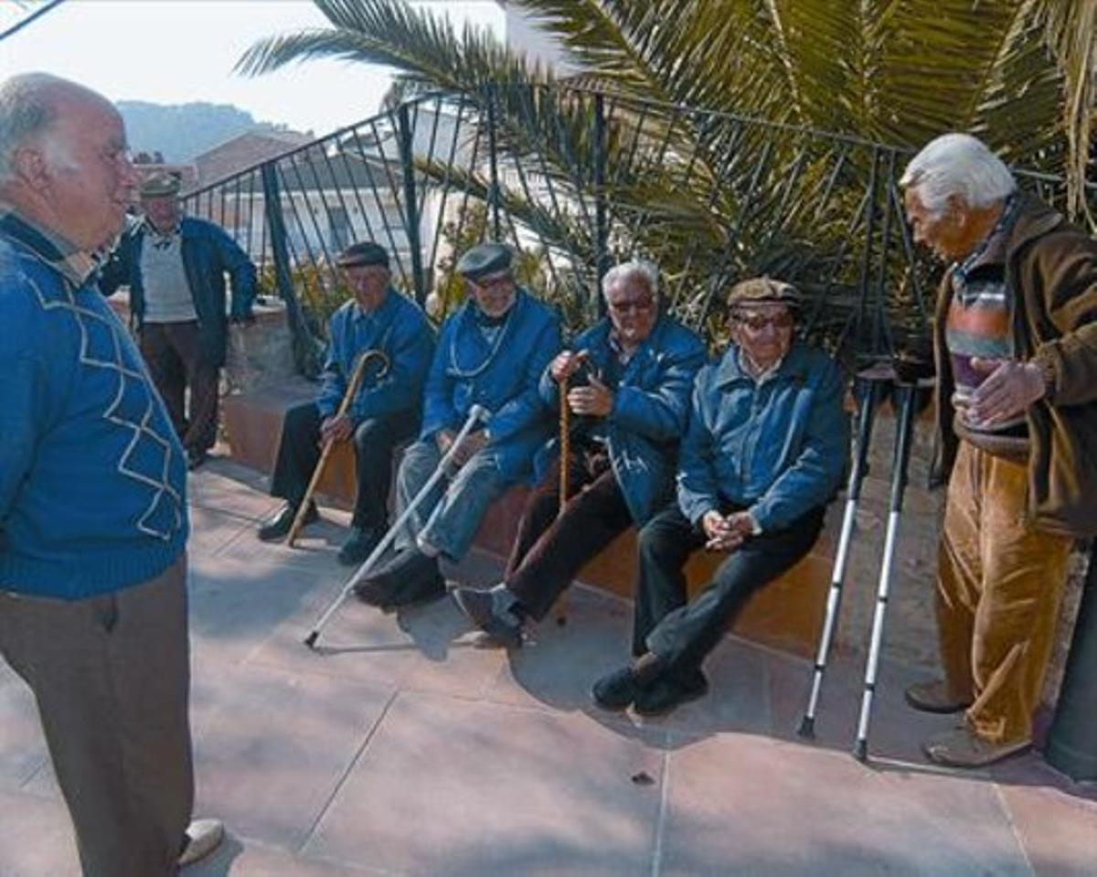 Uns veïns de Rasquera debaten sobre el projecte de la plantació de marihuana, dimecres passat.