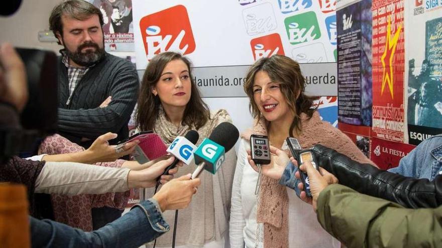Yolanda Díaz junto a Eva Solla y Rubén Pérez ayer en la sede de Esquerda Unida, en Santiago.