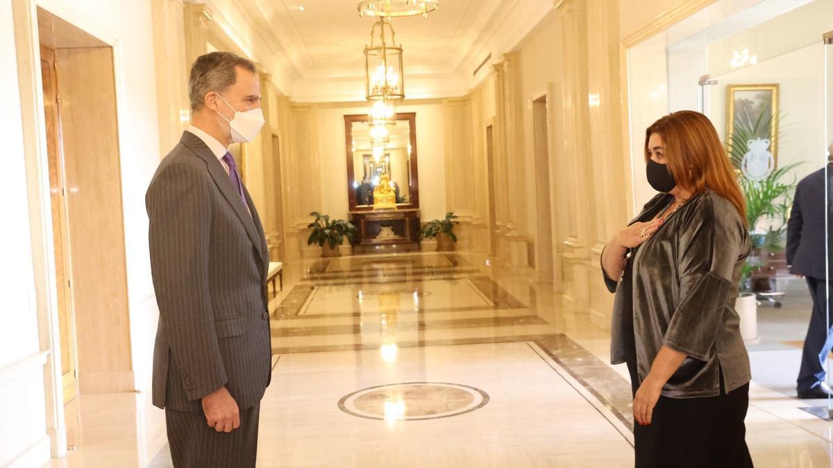 El Rey Felipe VI junto a la presidenta del Colegio de Gestores Administrativos de Santa Cruz de Tenerife, Estefanía Hernández