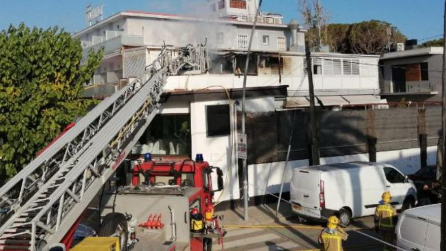 incendi en un hotel de Castelldefels, al passeig de la Marina