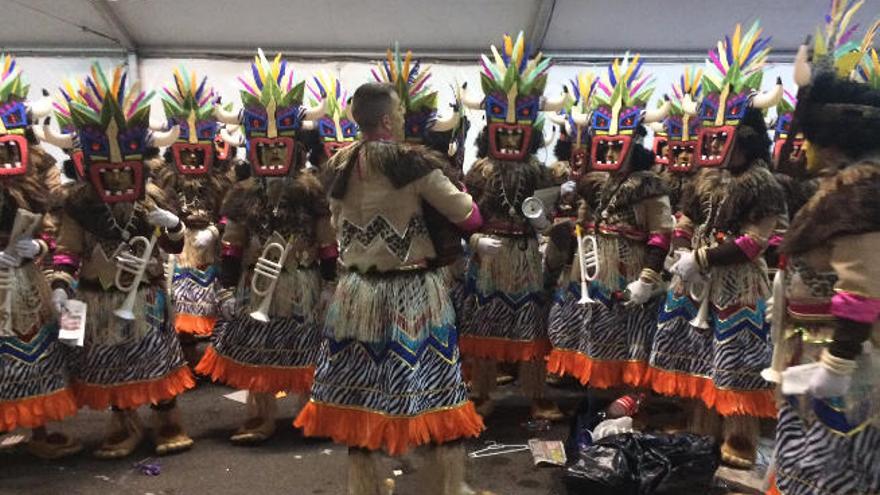 La murga Desahuciados, anoche, antes de salir al escenario.