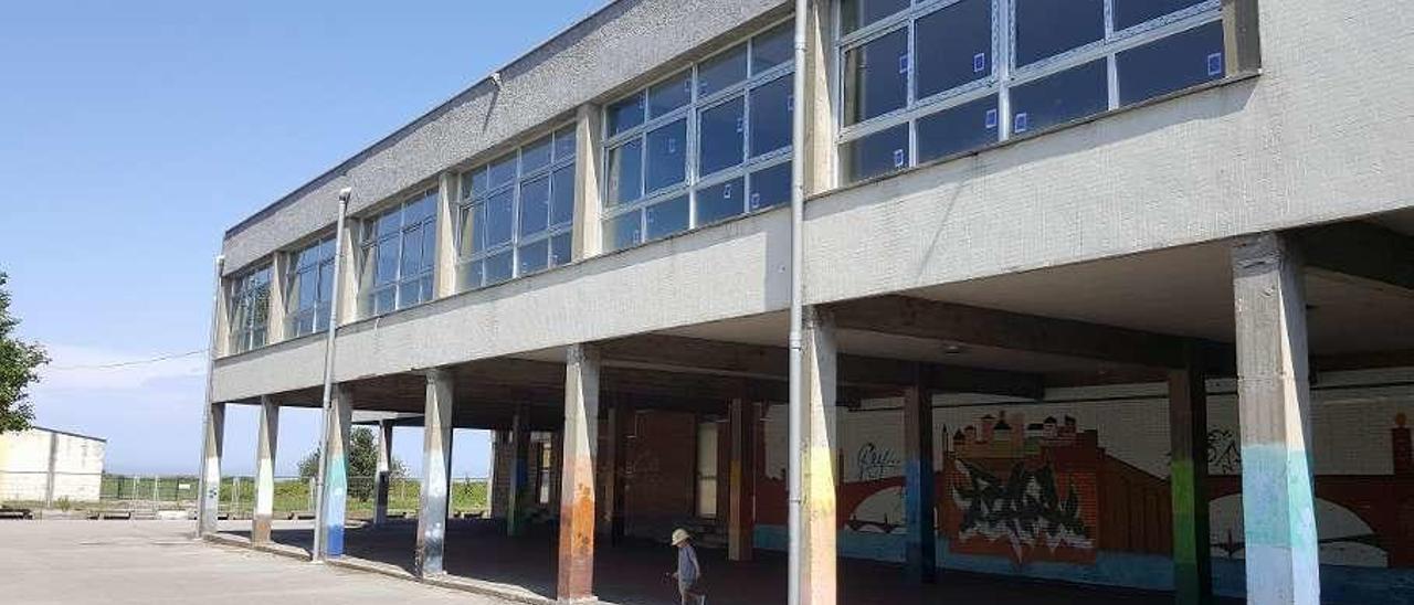 Ventanas instaladas recientemente en el colegio público Ramón Muñoz de Luarca.