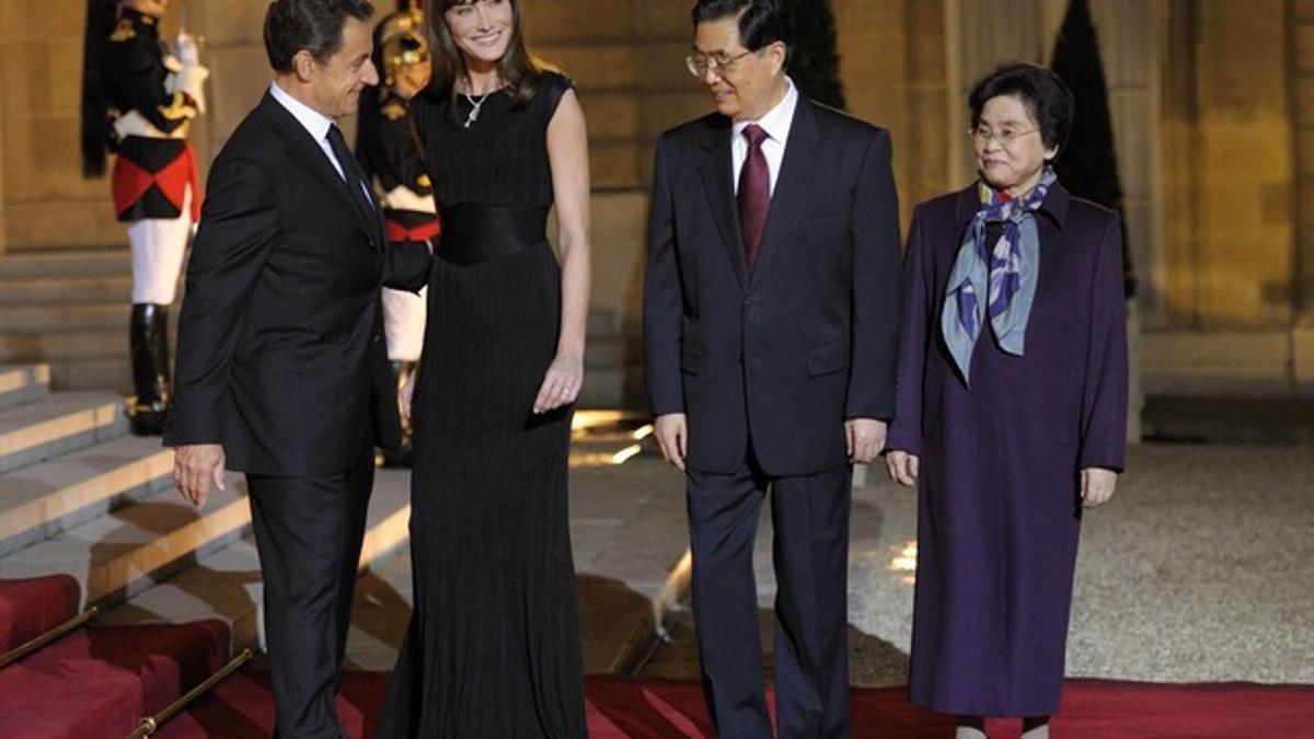 De izquierda a derecha, el presidente francés, Nicolas Sarkozy , su esposa, Carla Bruni, el mandatario chino, Hu Jintao, y su mujer, Liu Yongqing, posan para la prensa a la entrada del palacio del Elíseo, esta noche.