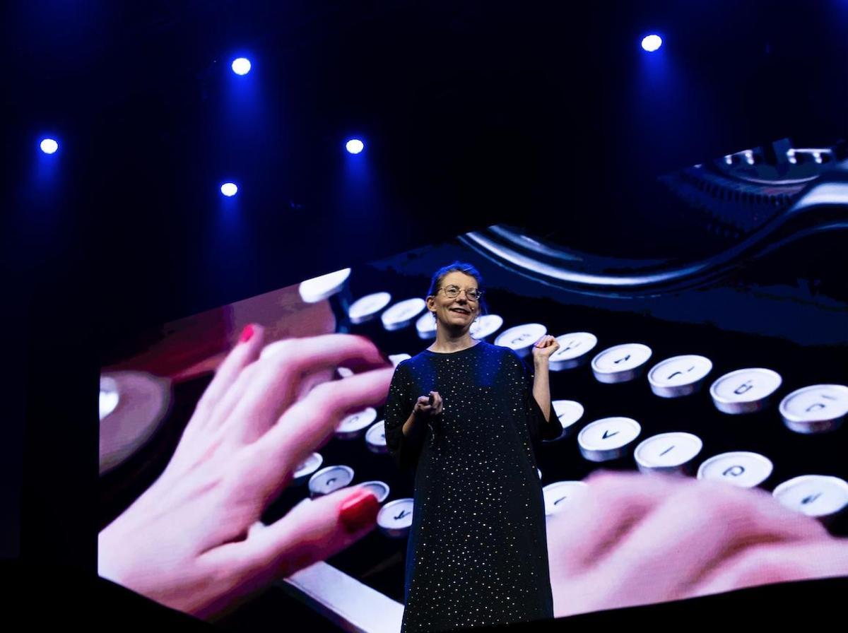 En la tercera edición de la Upscale Conference, que organiza Freepik y que reunió en Málaga el pasado mes de noviembre a mil profesionales de la innovación en la generación de inteligencia artificial, entre la pléyade de ponentes estuvo la española Isabel Martínez (Isabelita Virtual), que ha creado contenidos audiovisuales para las firmas líderes de la moda y ahora colabora con OpenAI.