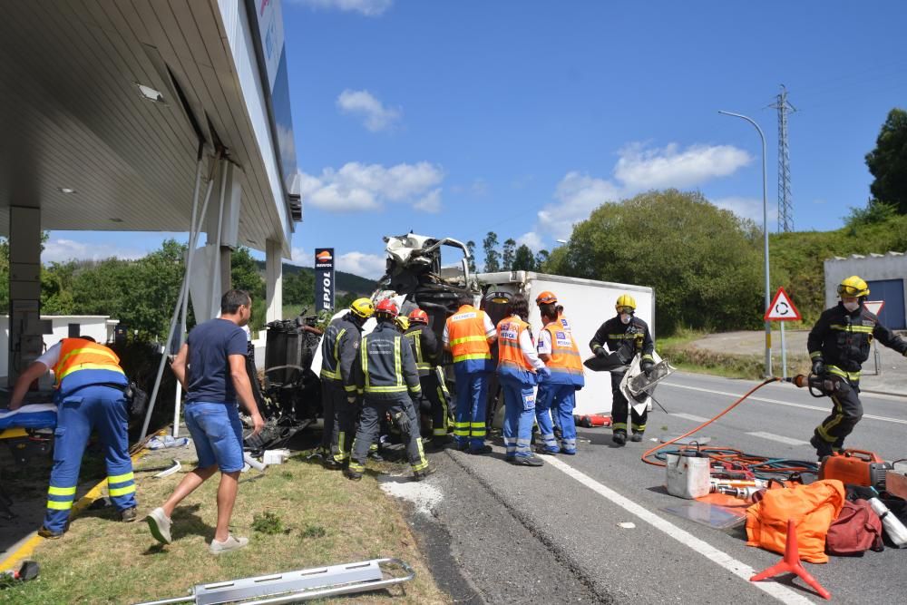 Accidente con vuelco de un camión en Barro