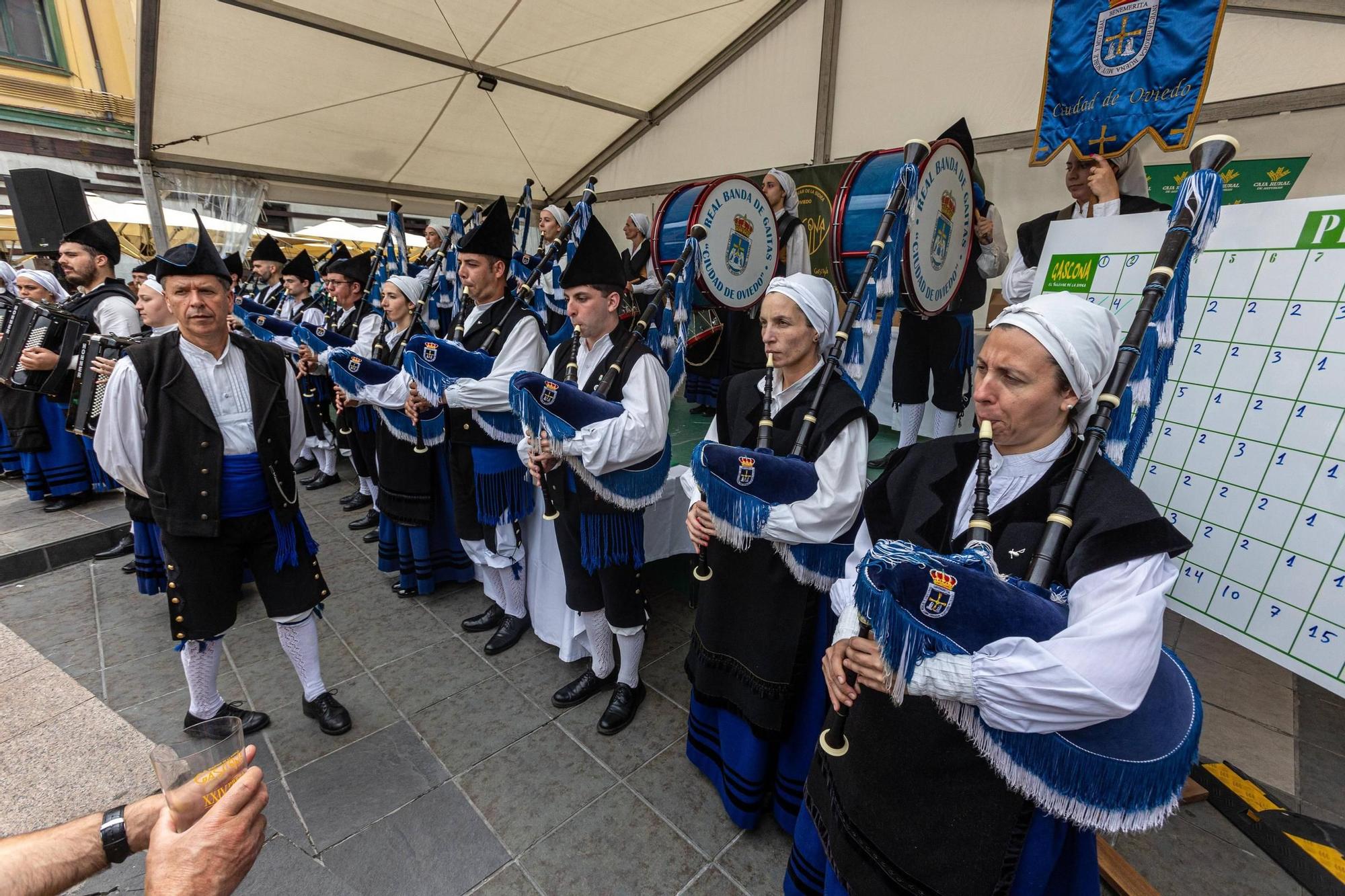 EN IMÁGENES: El buen tiempo y el oviedismo maridan una preba de la sidra multitudinaria en Gascona