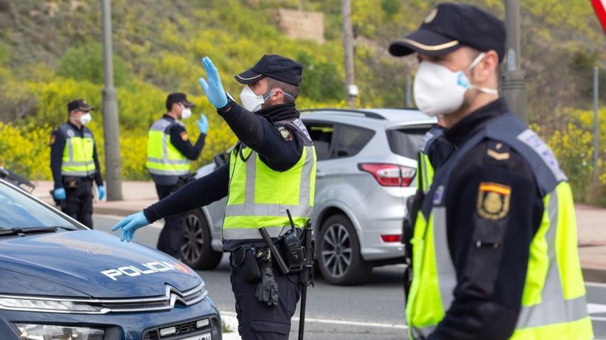 Una pareja de policías realiza un control de tráfico.