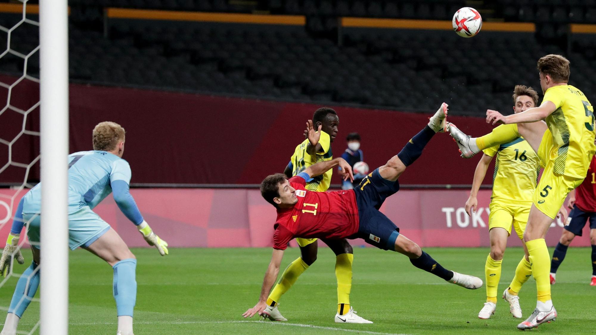 Oyarzabal trata de rematar acrobáticamente durante el partido contra Australia.