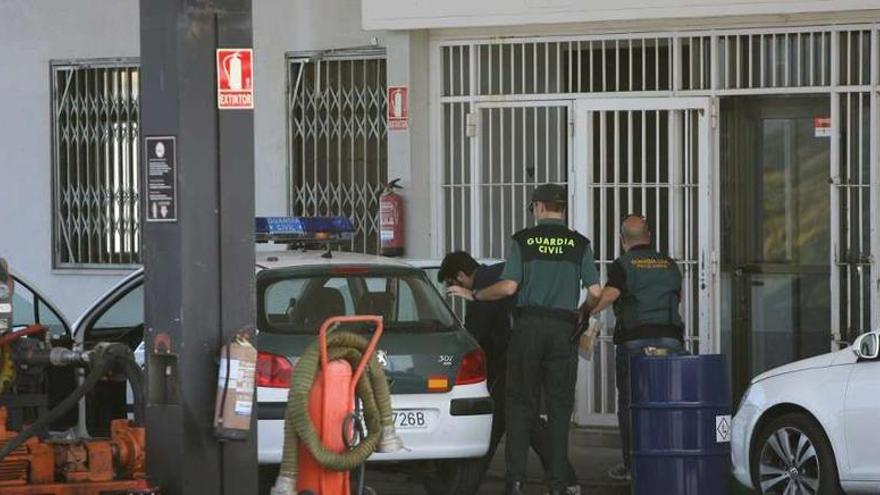 La Guardia Civil en uno de los registros efectuados en una gasolinera en Tarragona.