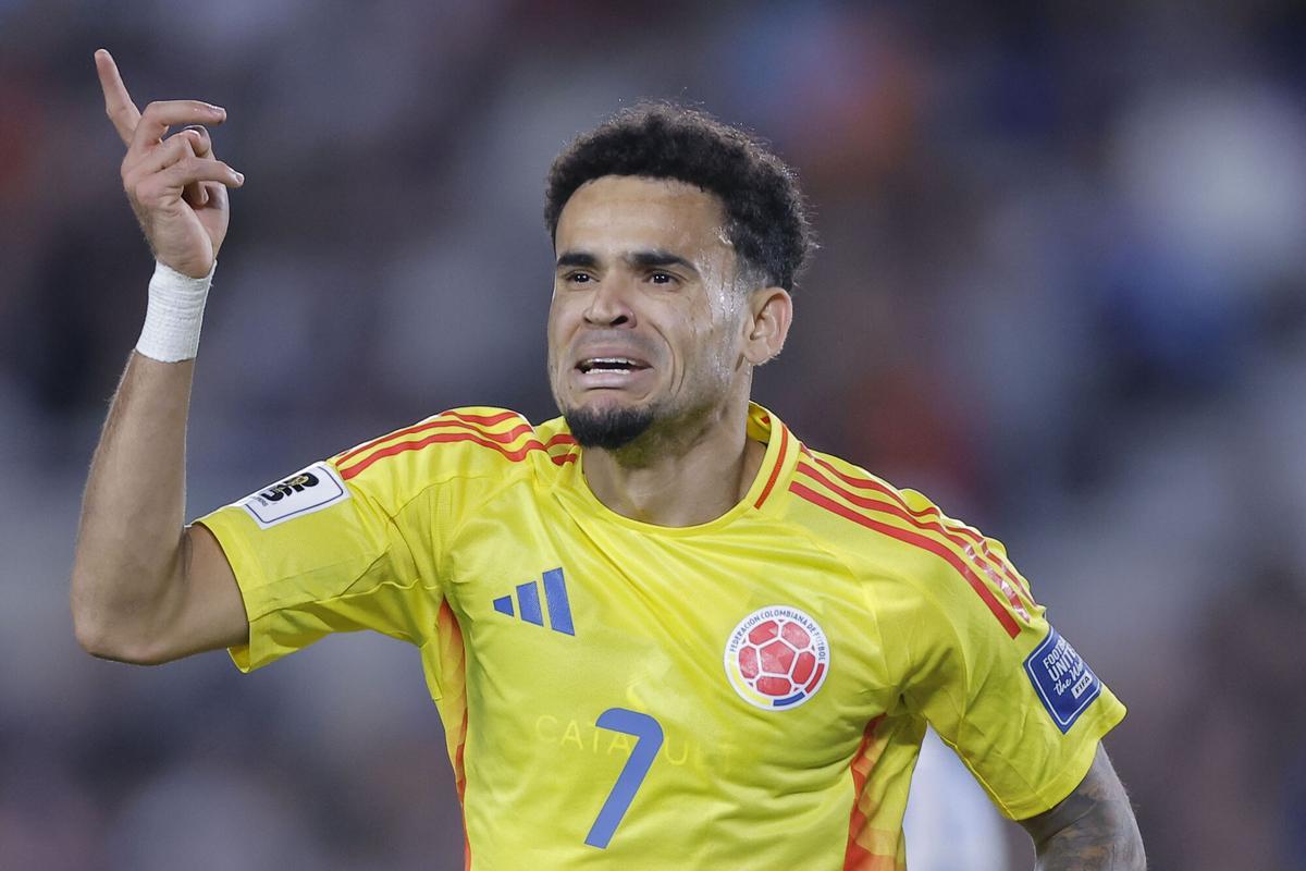 Luis Díaz celebra el golazo que le marcó a Argentina con Colombia