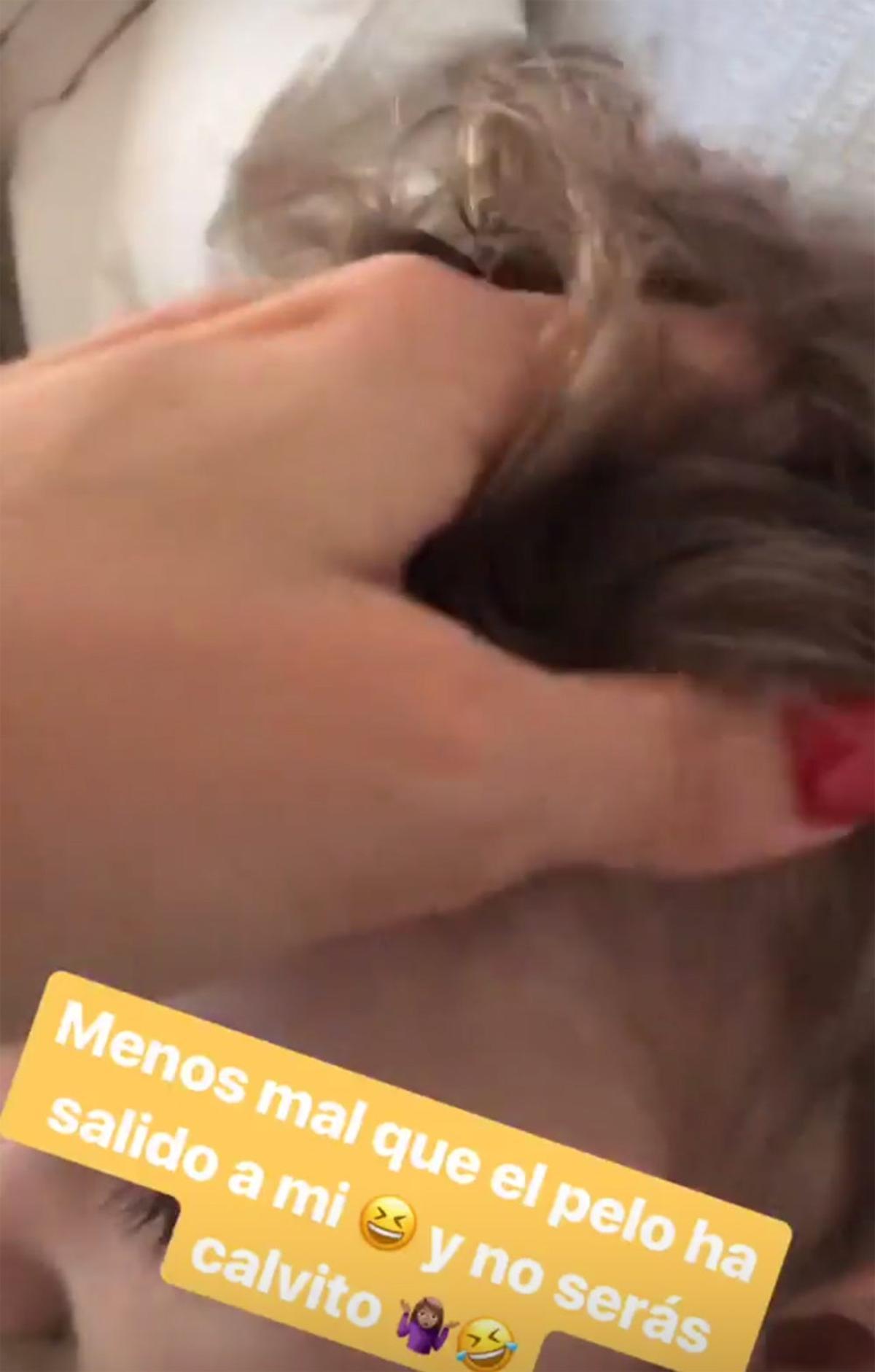 Aurah Ruiz acaricia el pelo de su hijo
