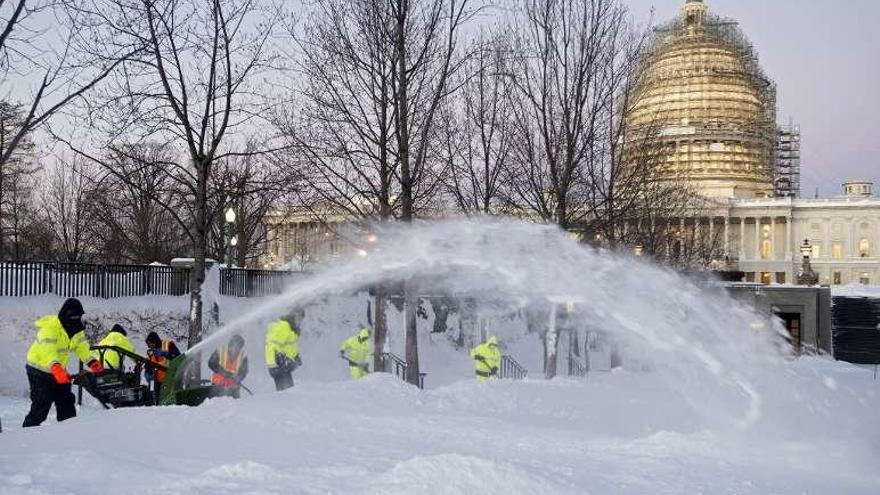 Operarios retiran nieve, ayer, ante el Capitolio de Washington. // Efe