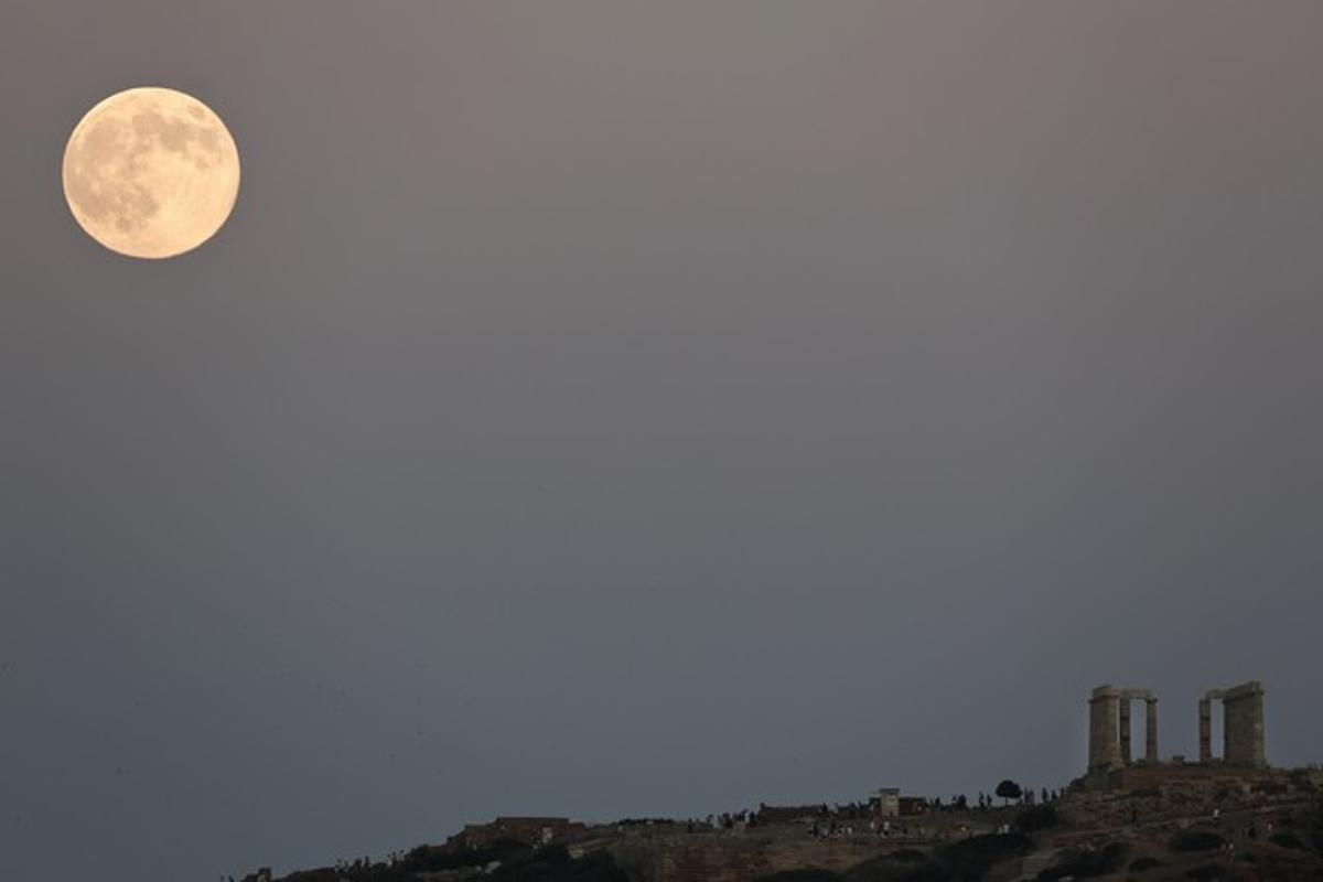 La superluna asoma por detrás del Templo de Poseidón, al sur de Atenas (Grecia), el 10 de agosto de 2014.