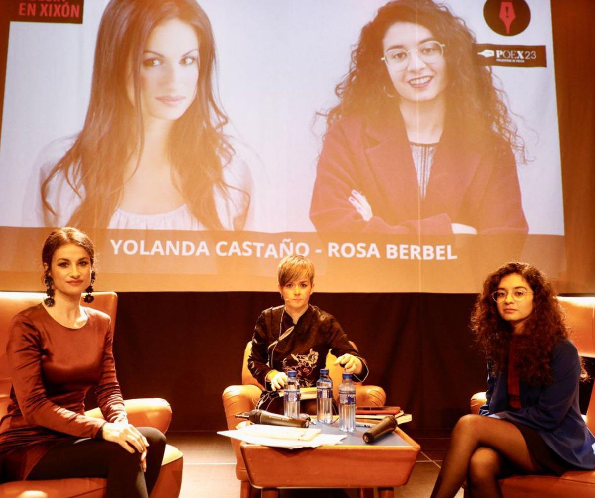 Por la izquierda, Yolanda Castaño, Yasmina Álvarez y Rosa Berbel, durante su coloquio en el Antiguo Instituto. | Marcos León