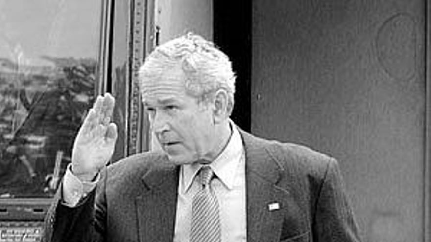 Bush saluda a sus seguidores a su llegada a la Casa Blanca.