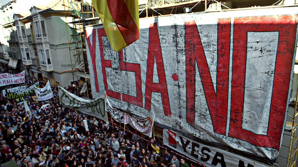 Imagen de archivo de una protesta contra el recrecimiento del pantano de Yesa.