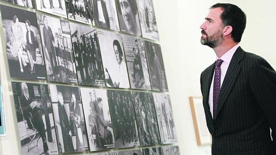 El Príncipe Felipe observa algunas fotografías antiguas en la exposición conmemorativa del centenario de la Residencia de Estudiantes.