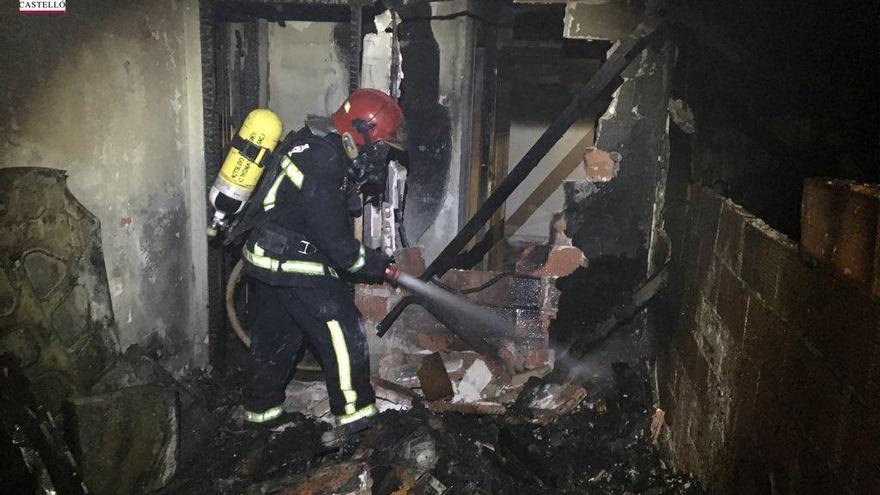 Un incendio obliga a desalojar a 50 vecinos de un edificio en Benicàssim