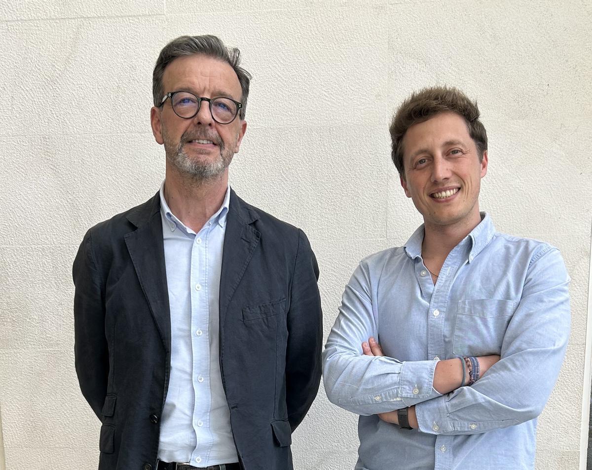 Luis Álvarez Vallina (izda) y Javier Arroyo, en el Centro Nacional de Investigaciones Oncológicas. / Pilar Gil