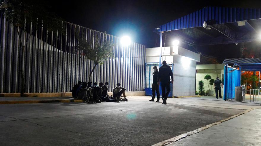 Varios migrantes de origen subsahariano permanecen bajo vigilancia policial tras acceder a Melilla. EFE/Paqui Sánchez