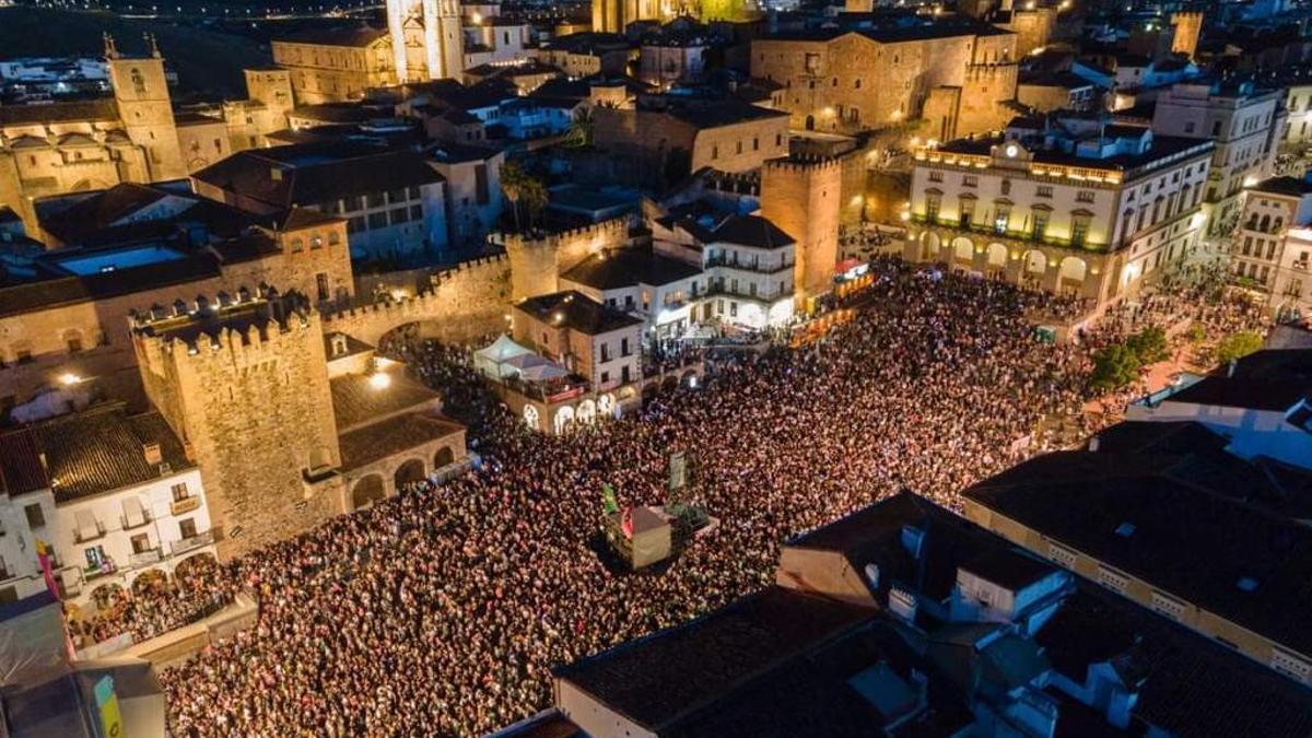 Plaza Mayor de Cáceres durante la celebración del último Festival Womad que congregó a más de 140.000 personas en su última edición, registro histórico en sus 30 años de vida.