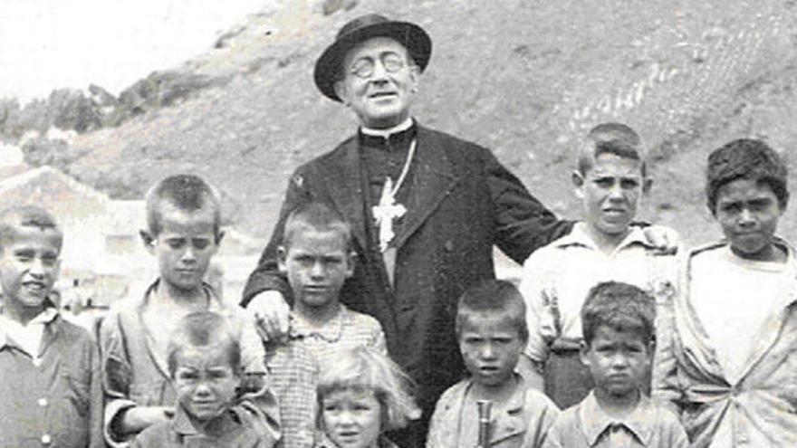 El obispo Antonio Pildain rodeado de menores en Agaete.