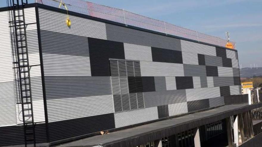 Estructura perimetral colocada estos días en la cubierta del Lalín Arena.  // Bernabé/Luismy
