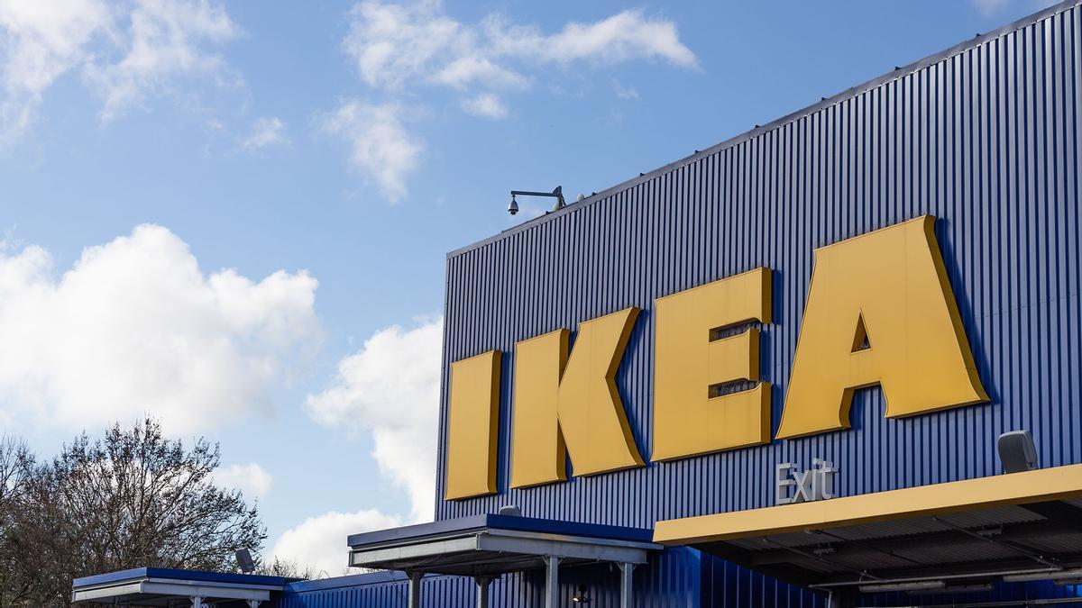Mañana se esperan colas kilométricas en Ikea para conseguir la pare de madera que da privacidad a tu terraza o jardín: reduce su precio y no necesita herramientas